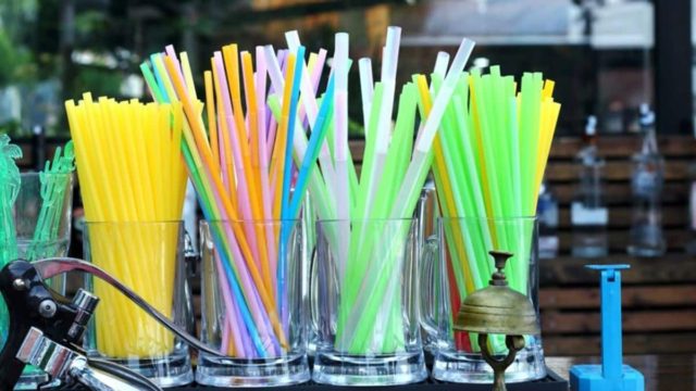 Παράνομο κύκλωμα τροφοδοτεί την αγορά με πλαστικά καλαμάκια