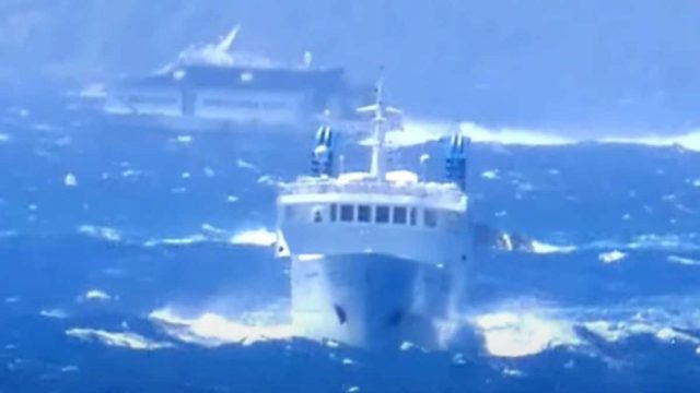 Γιγαντιαία κύματα «καταπίνουν» πλοίο στο Αιγαίο – Η απίστευτη μάχη του θρυλικού «Σκοπελίτη» (video)