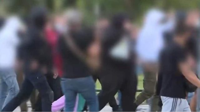 Πολυτεχνειούπολη – Ζωγράφου: Στον ανακριτή οι 22 συλληφθέντες – Συγγενείς τους επιτέθηκαν σε δημοσιογράφους (Video)