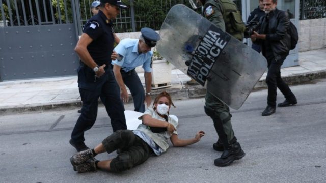 Μαχσά Αμινί: Ένταση έξω από την πρεσβεία του Ιράν στην Αθήνα κατά τη διαδήλωση
