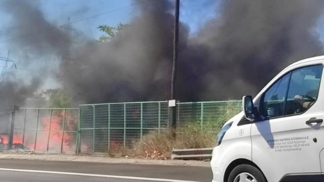 Νέα Φιλαδέλφεια: Πυρκαγιά κοντά στον Κηφισό – Καίγονται λάστιχα και ξερά χόρτα (photos)
