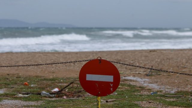 Φρίκη στη Ραφήνα: Παιδάκι έπαιζε στην παραλία με κουβαδάκια και ξέθαψε ανθρώπινα οστά