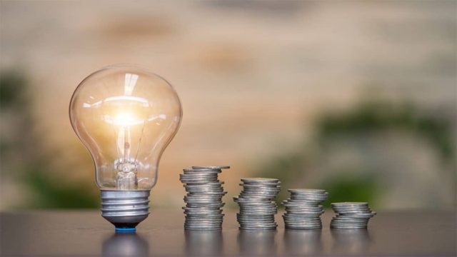 Έξυπνοι τρόποι να ξοδεύεις λιγότερο ρεύμα στο σπίτι: Από το φυσικό φως μέχρι τη χρήση του φούρνου