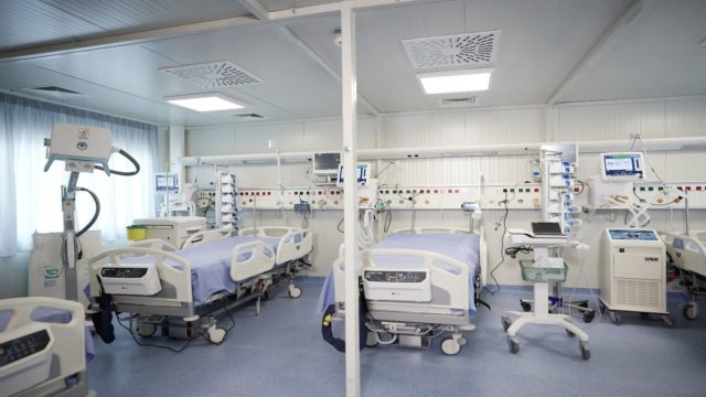 Ρόδος: 35χρονη κατέρρευσε μπροστά στο παιδί της και πέθανε στα επείγοντα – Οι πρώτες ενδείξεις και η μήνυση από τον σύζυγό της