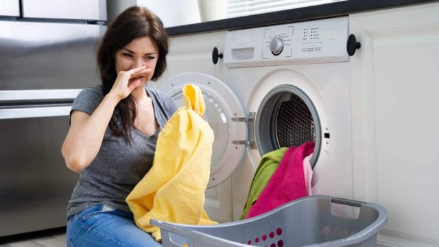 Μυρίζουν άσχημα τα ρούχα σας όταν τα βγάζετε από το πλυντήριο; Αυτός είναι ο λόγος που οι περισσότεροι αγνοούν!