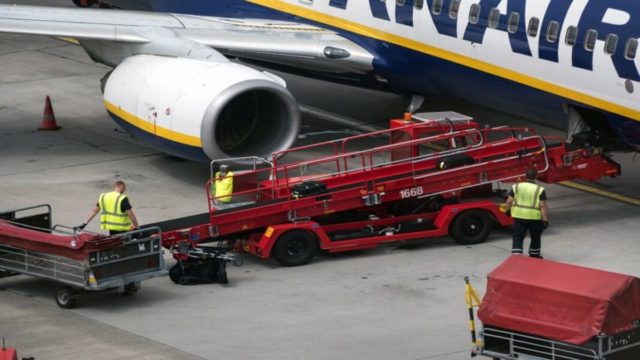 Πρόστιμο «μαμούθ» στη Ryanair – Σούσουρο με τις σπασμένες βαλίτσες