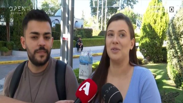 Με γαλάζιο κολλητό φόρεμα έξω από μαιευτήριο: Βούρκωσε μπροστά στις κάμερες για τον γιο της η Λάουρα Νάργες
