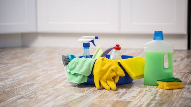 Tips για νοικοκυρές: Πώς γίνεται το σωστό σφουγγάρισμα μετά από ένα πάρτι