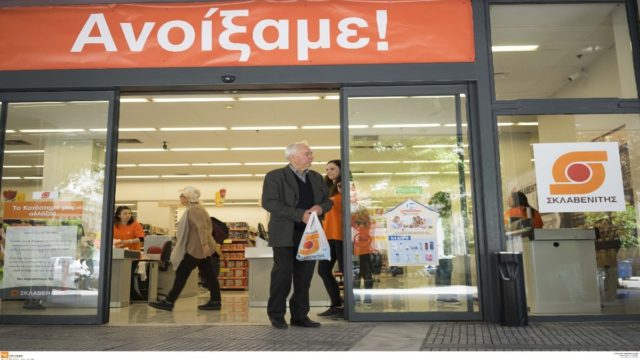 «Χρυσάφι» για τον Σκλαβενίτη – Στα ουράνια οι υπάλληλοι των σούπερ μάρκετ