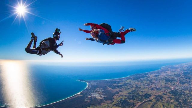Θες να νιώσεις την εμπειρία της ελεύθερης πτώσης χωρίς να “πέσεις” από αεροπλάνο; Δες πως μπορείς!