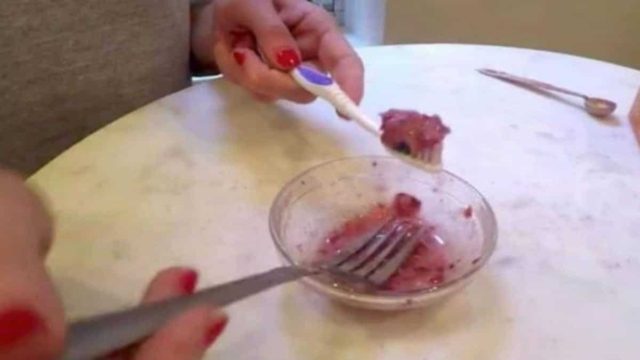 Έβαλε φράουλες και μαγειρική σόδα στην οδοντόβουρτσά της – Θα θέλετε σίγουρα να το δοκιμάσετε