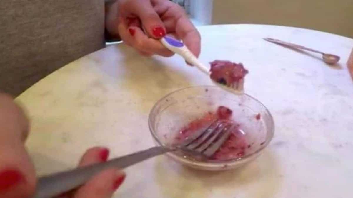 Έβαλε φράουλες και μαγειρική σόδα στην οδοντόβουρτσά της – Θα θέλετε σίγουρα να το δοκιμάσετε