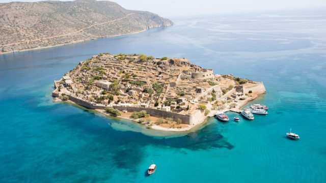 Κρήτη: Επισκέπτες από κάθε γωνιά του κόσμου στη Σπιναλόγκα – Αναμένεται να κορυφωθεί η κίνηση στο «νησί των λεπρών»
