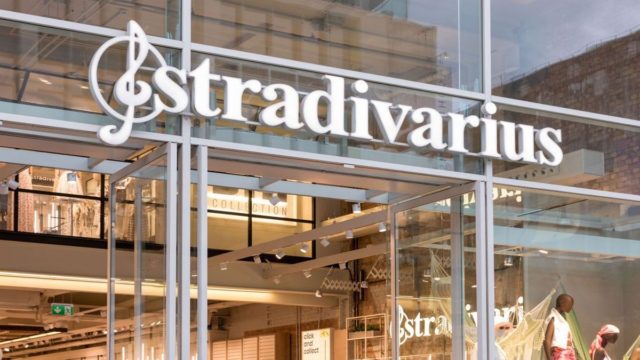 Φθινόπωρο με στυλ: H classy καμπαρντίνα από τα Stradivarius που έγινε ανάρπαστη