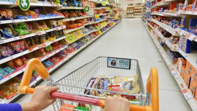Food Pass: Ανακούφιση για 1 εκατ. καταναλωτές – Οι κοινωνικές ομάδες που θα λάβουν το επίδομα των 300 ευρώ