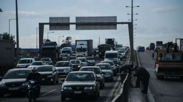 Καραμπόλα με τρία αυτοκίνητα και μια μηχανή στη Συγγρού – Στο νοσοκομείο μια γυναίκα
