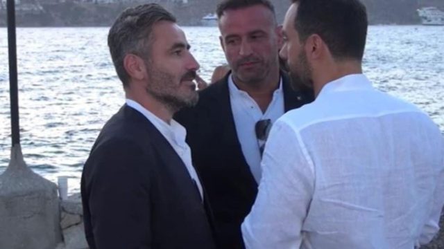 Βίντεο ντοκουμέντο από τη βάπτιση των διδύμων με την Μπόμπα – Η στιγμή που ο Σάκης Τανιμανίδης συναντάται με τον Μαυρίδη