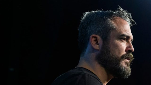 “Ψηλά απ’ τη Γέφυρα”: Ο Πυγμαλίωνας Δαδακαρίδης στον πρωταγωνιστικό ρόλο του Έντι Καρμπόνε στο Θέατρο Βεάκη