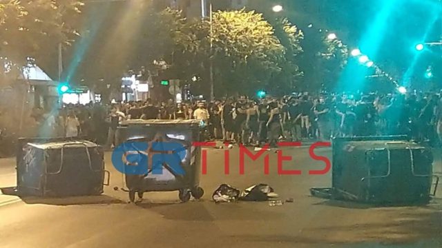 Χάος στη Θεσσαλονίκη: Οδομαχίες και διακοπή της συναυλίας του Θανάση Παπακωνσταντίνου – Οργή για αναίτια χρήση χημικών από την Αστυνομία