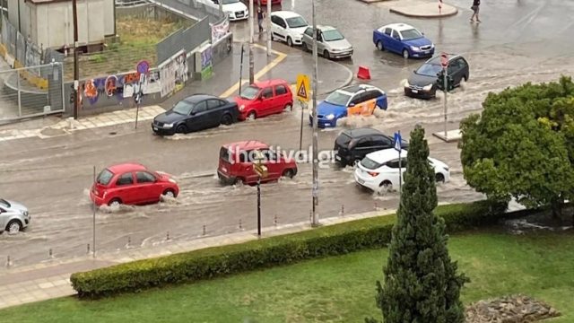 Θεσσαλονίκη: «Άνοιξαν» οι ουρανοί! Ποτάμια οι δρόμοι & με δυσκολία η κυκλοφορία – Που θα “χτυπήσει” η κακοκαιρία τις επόμενες ώρες (Video)