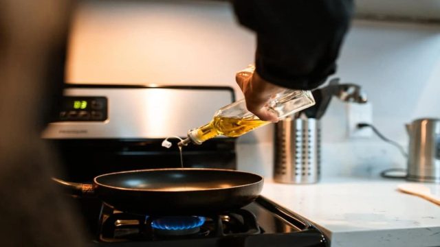 Μαύρισε το τηγάνι; Το εύκολο κόλπο με την μαγειρική σόδα για να το κάνετε σαν καινούργιο