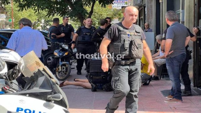 Τρόμος στη Θεσσαλονίκη: Λογιστής τράβηξε όπλο κατά εργαζομένου – Σωτήρια παρέμβαση αστυνομικών (Video)