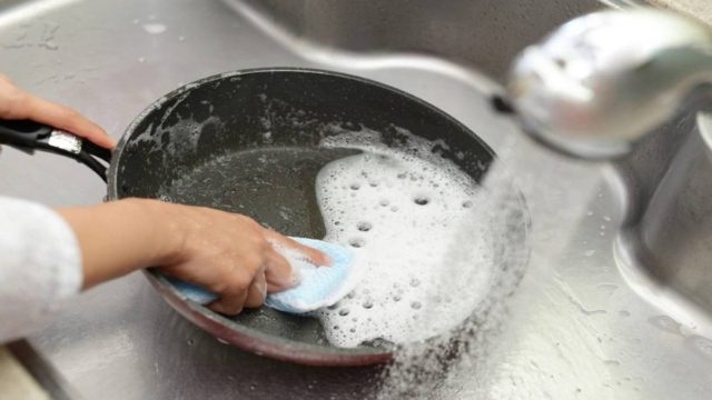 Ελάχιστοι γνωρίζουν: 4 λάθη που καταστρέφουν τα αντικολλητικά τηγάνια