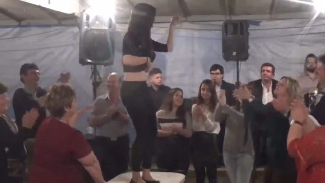 Φάνηκαν τα πάντα: Μελαχρινή γυναικάρα ανεβάζει… επικίνδυνα τη θερμοκρασία μες στον χειμώνα με το μαγικό της τσιφτετέλι