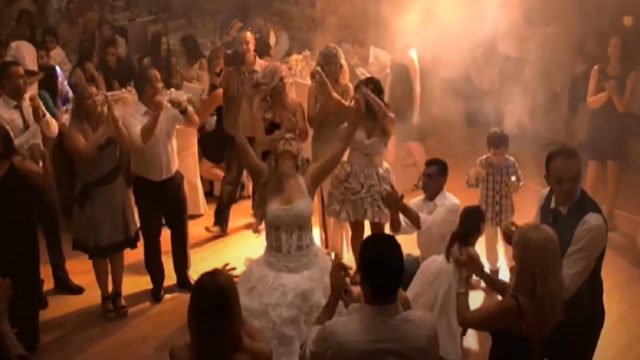 “Άφωνος” ο γαμπρός: Τα λικνίσματα νύφης με το τσιφτετέλι της τον “έριξαν στα πατώματα” (Video)