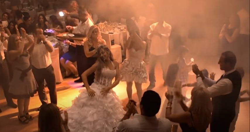 Το συγκλονιστικό τσιφτετέλι νύφης που έκανε τους πάντες να χειροκροτούν