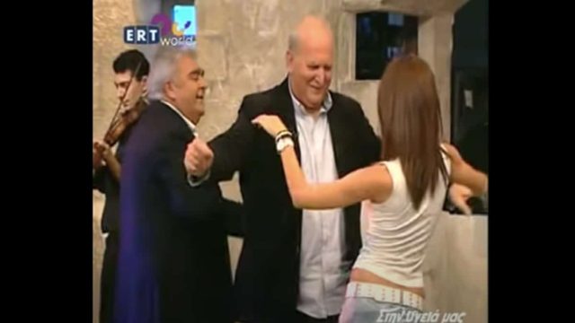 Στα «ουράνια» το πλατό του Σπύρου Παπαδόπουλου με το αμαρτωλό τσιφτετέλι κουκλάρας πλάι στον Γιώργο Παπαδάκη!