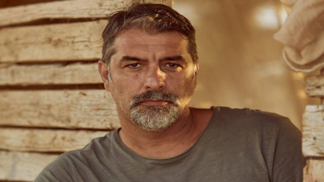 Πέραση ο Βασίλης Μπισμπίκης: Με ποια γυναίκα πιάνεται χέρι-χέρι (φωτο)