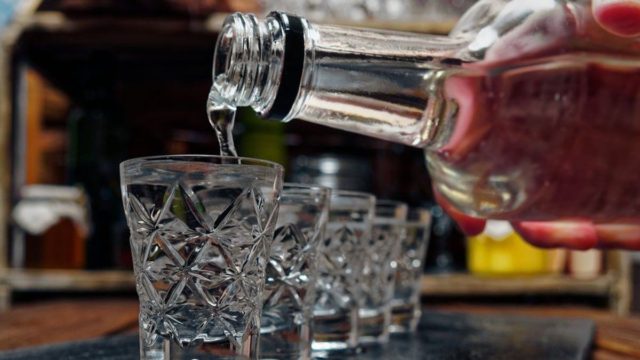 Συναγερμός στη βιομηχανία των ποτών – Ανακαλείται άμεσα ρωσική βότκα!