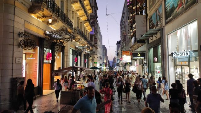 Η φωτογραφία της ημέρας: Απογευματινή βόλτα στην Ερμού