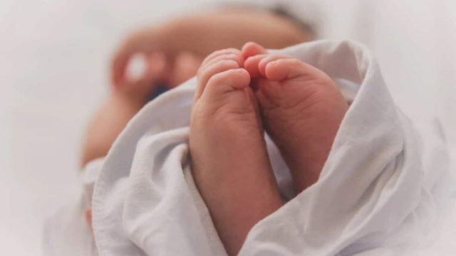 Φρίκη στη Μεσσηνία: Σε κρίσιμη κατάσταση βρέφος με κρανιοεγκεφαλικές κακώσεις και μώλωπες – Ο πατέρας το ταρακούνησε για να σταματήσει το κλάμα! (Video)