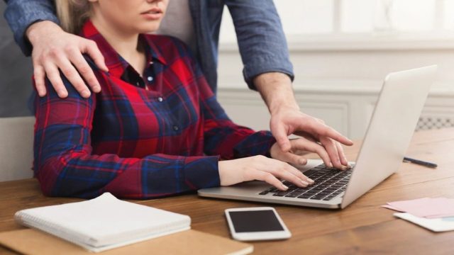 Νέος σάλος με δημοσιογράφο – Διώκεται από συνάδελφό του για σεξουαλική παρενόχληση