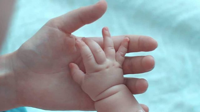 Νεκρό μωρό από ηλεκτροπληξία στην Εύβοια: «Έβαλε τα χεράκια του σε εντομοαπωθητικό που ήταν στην πρίζα»