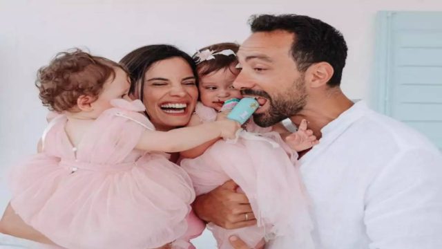 Στιγμές απόλυτης ευτυχίας για την Χριστίνα Μπόμπα και τον Σάκη Τανιμανίδη – Βάφτισαν τις κορούλες τους (photos – video)
