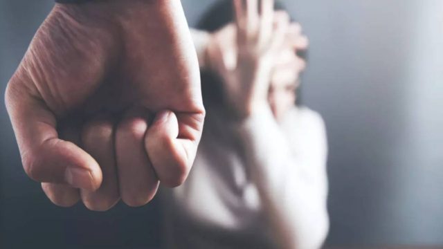 «Έβαζα μέικ απ για να κρύψω μώλωπες»: Συγκλονιστική μαρτυρία από θύμα ενδοοικογενειακής βίας