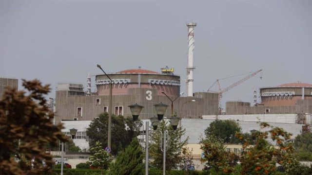 «Πέπλο» ανησυχίας πάνω από την Ουκρανία: Έκλεισε λόγω βομβαρδισμών ο ένας από τους δύο αντιδραστήρες στη Ζαπορίζια (video)