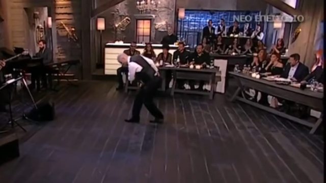 Το σωστό αρχοντικό ζεϊμπέκικο – Κορυφαίος χορευτής σηκώνεται και κάνει την πίστα να αναστενάξει