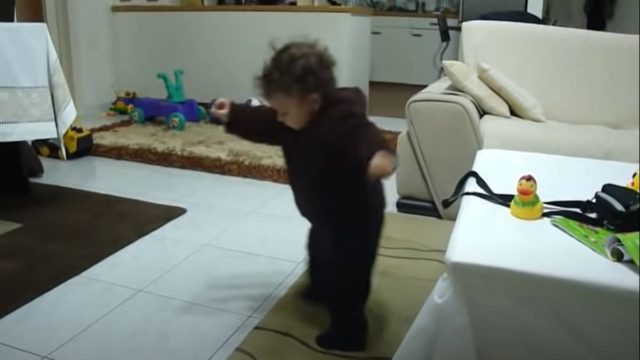 Το απόλυτα μάγκικο ζεϊμπέκικο του μικρού Γιάννη – Έχει «κατεδαφίσει» το Youtube με σχεδόν 1 εκατ. προβολές!