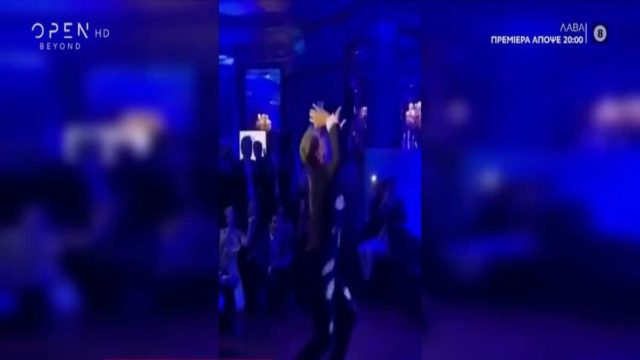 «Βασιλικό» και ασήκωτο ζεϊμπέκικο του Παύλου Γλύξμπουργκ – Άφησε άφωνη Βανδή και καλεσμένους σε gala και έγινε viral!