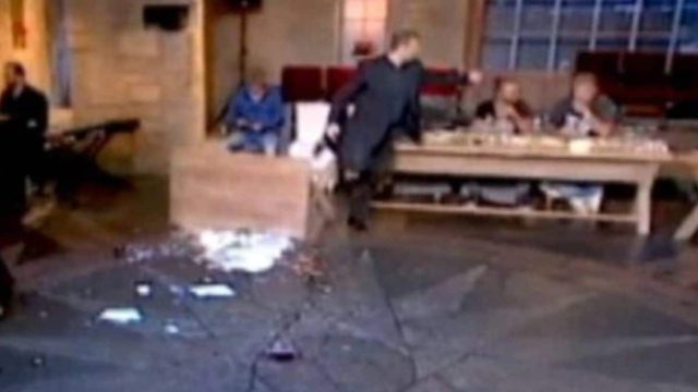 Γέλασαν και οι πέτρες: Σηκώθηκε να χορέψει ζεϊμπέκικο στον Σπύρο Παπαδόπουλο και μας έπιασαν τα γέλια!