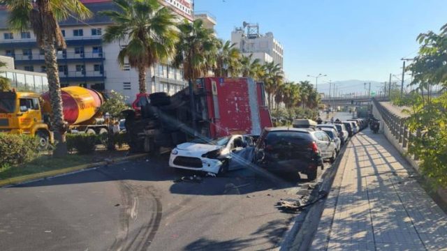 Φρικτό τροχαίο στο Φάληρο: Ανετράπη Πυροσβεστικό όχημα και πλάκωσε ΙΧ!