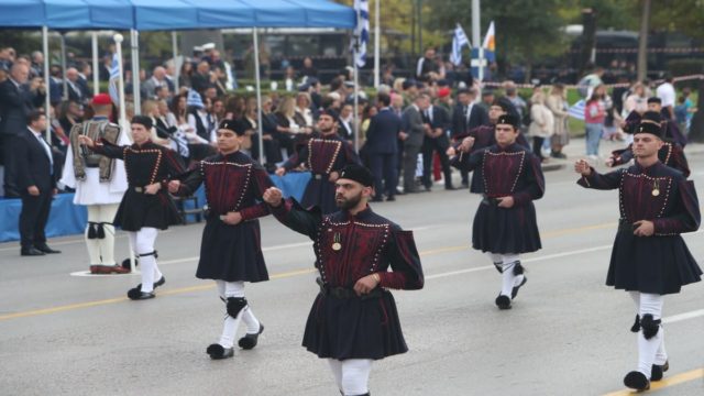 28η Οκτωβρίου: Ξεκίνησε η μεγάλη στρατιωτική παρέλαση στη Θεσσαλονίκη – Δείτε live