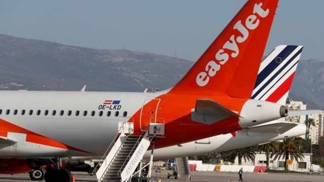 Οπλισμένοι αστυνομικοί στο αεροδρόμιο του Στάνστεντ: Συλλήψεις για…φάρσα μέσα στο αεροπλάνο της Easy Jet