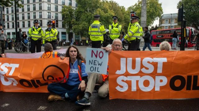 Βρετανία: Ακτιβιστές του ”Just stop Oil” ρίχνουν τούρτα στο κέρινο πρόσωπο του βασιλιά Καρόλου στο μουσείο της Madame Tussauds