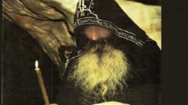 «Τράπεζες θα πτωχεύσουν, σεισμοί…» – Η προφητεία του γέροντα Αντώνιου που συγκλονίζει