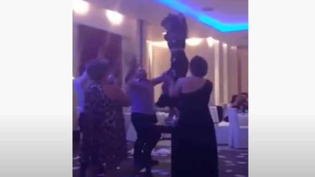 Το τσιφτετέλι της κουμπάρας σε γάμο που… αναστάτωσε τους καλεσμένους